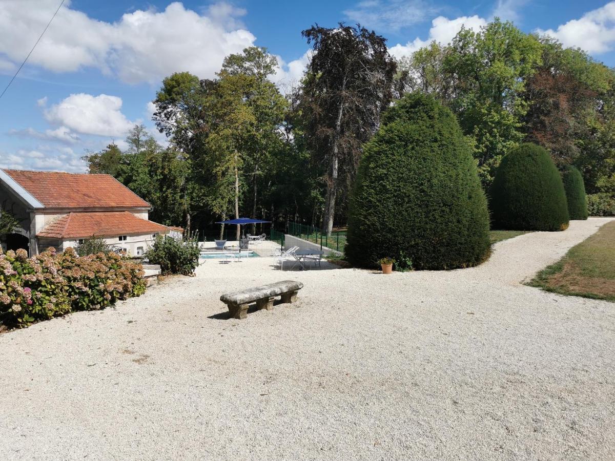 Chateau Des Barres Sainpuits Exterior photo